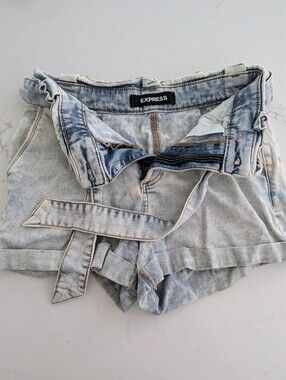 Express Highwaist Paperbag Faded Light Wash Denim Tie-Belt Shorts (size 2)